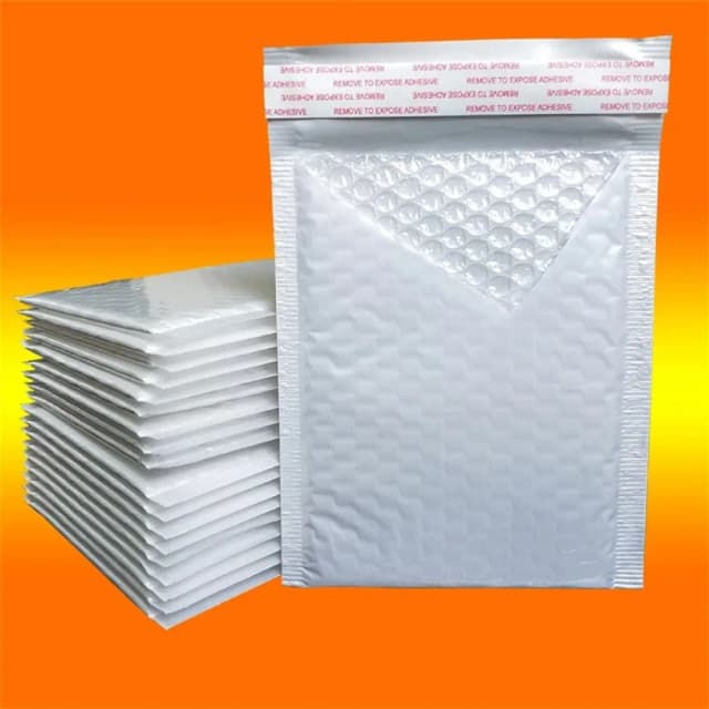 50 peças de envelopes de envio à prova d'água com bolhas peroladas, autoadesivos, para uso em embalagens de cosméticos em lojas online.