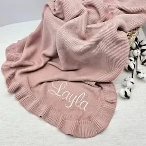 Cobertor de bebê com babados macio personalizado cobertor de bebê/cobertor de malha bordado para recém-nascidos/presente de chá de bebê personalizado macio